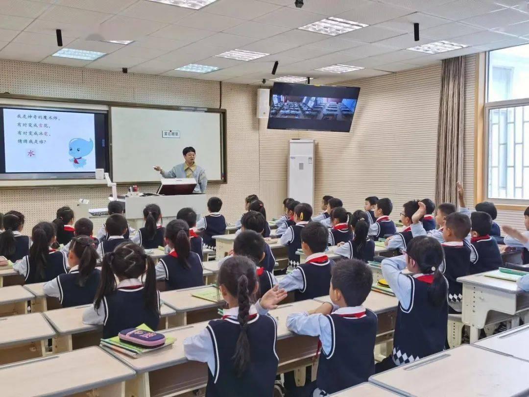 積極互動(dòng)的課堂場(chǎng)景