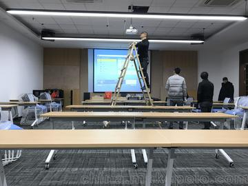 教室投影儀維修場(chǎng)景